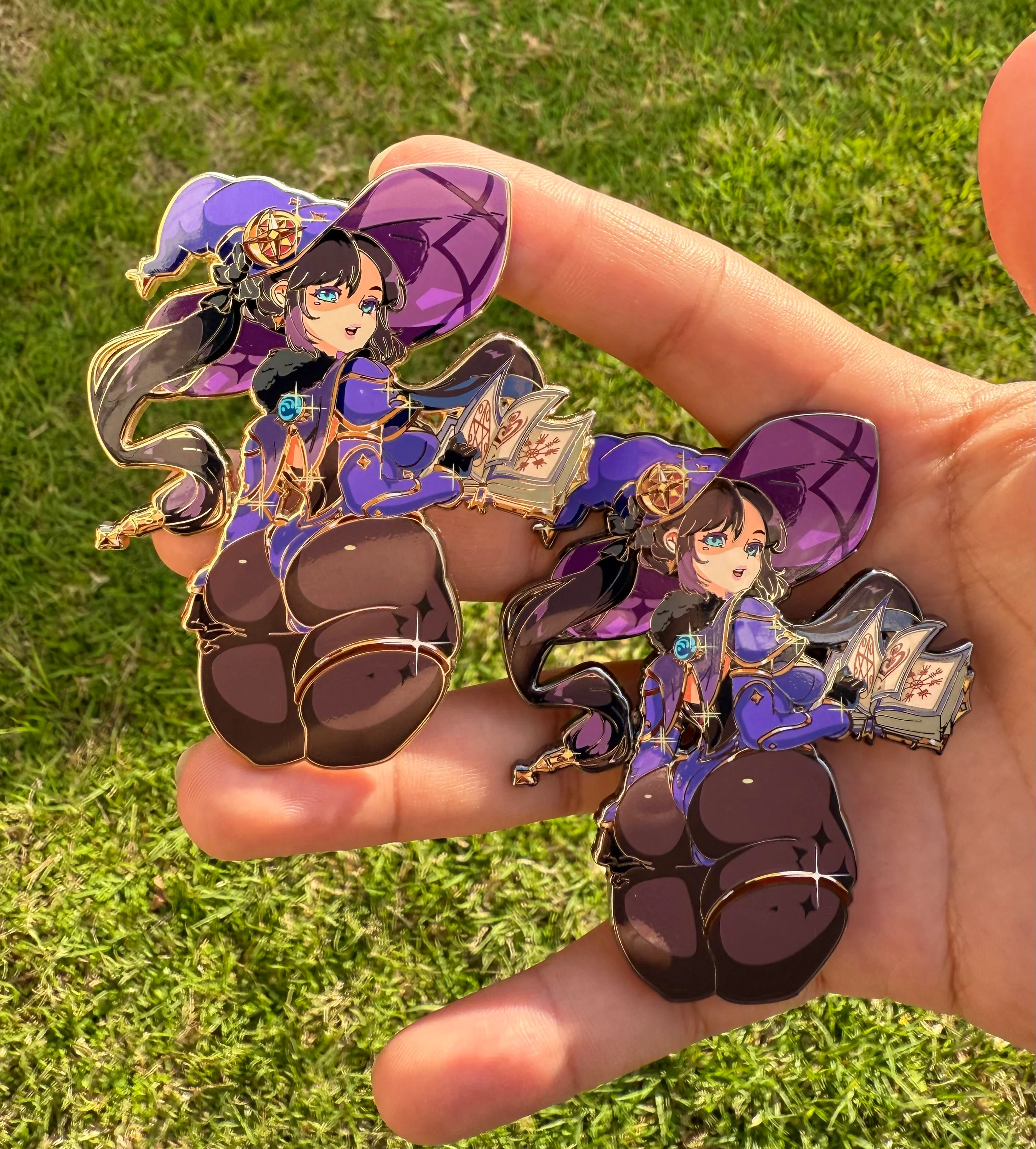 Mona Pin In-Hand (Extras)