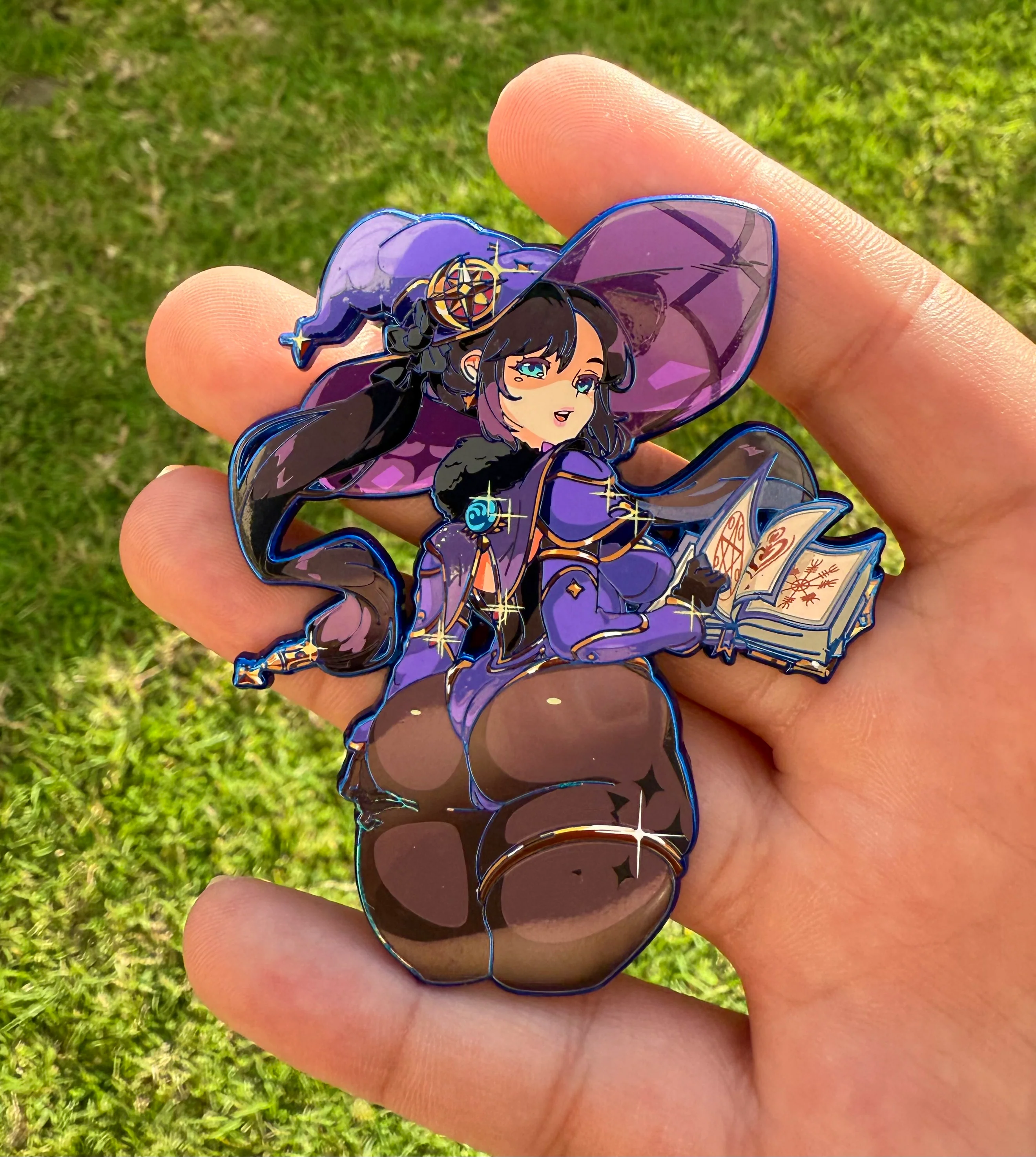 Mona Pin In-Hand (Extras) - Image 2